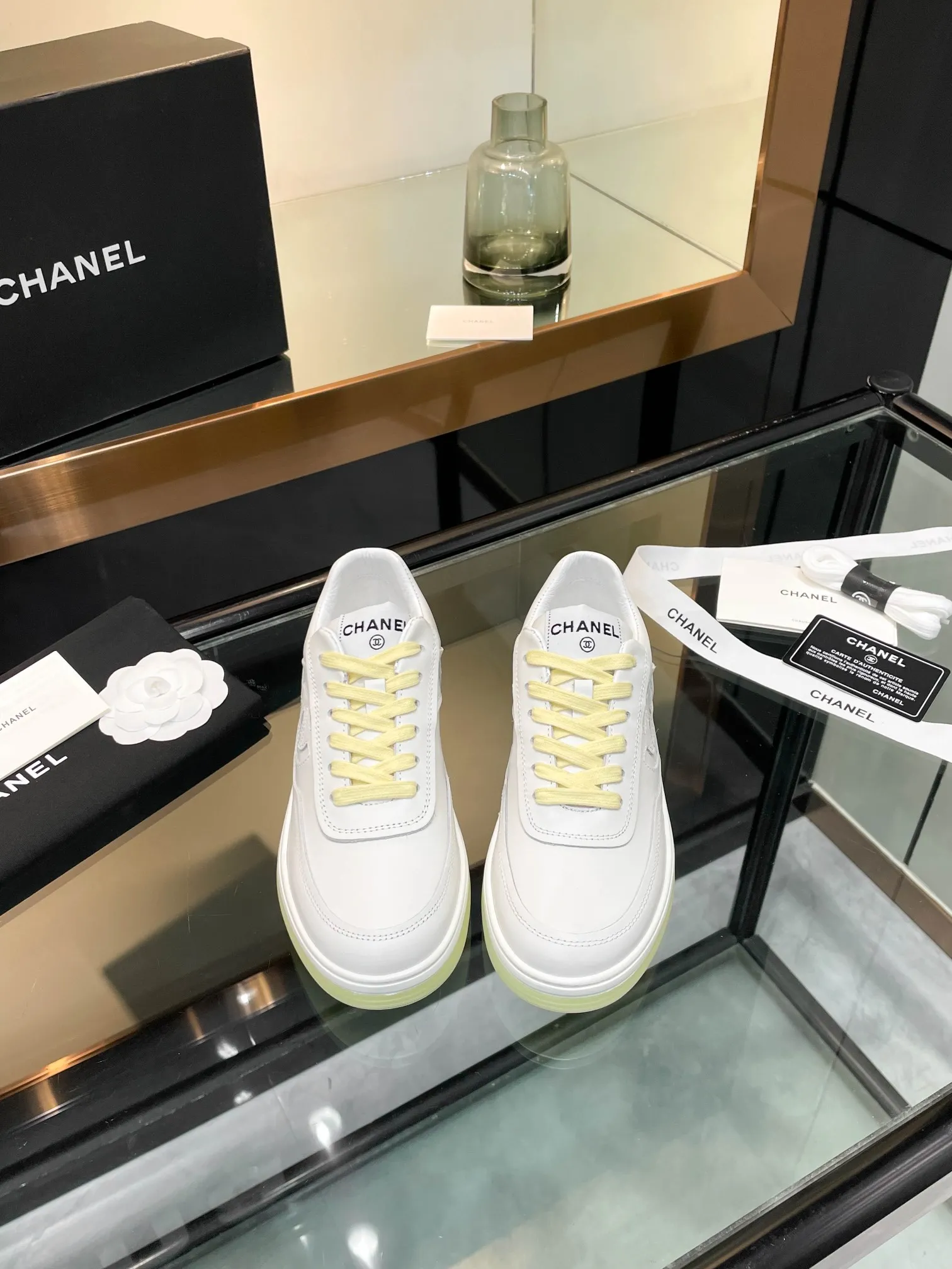 👟👟Ex-factory price 520👟👟Chanel Chanel 25SF latest model full leather panda color white shoes casual sports shoes skateboard shoes original purchase and development production Xiaoxiang C Home Another super popular item in the counter, loved by Internet celebrity bloggers and sisters, and various praises on social platforms. It is very popular, has a high texture, is breathable and super spring and summer. Seeing this issue always arouses the inner desire of girls for fashion. The latest suede material, classic black and white color, full of fashionable feeling on the feet, easy to care for. Fabric: Original customized imported cowhide material. Lining: Customized soft sheepskin lining. Sole: Original molded TPU non-slip outsole. Bottom thickness: 2.5CM. Size: Women's size 35-40 (custom-made sizes 40 are non-refundable)